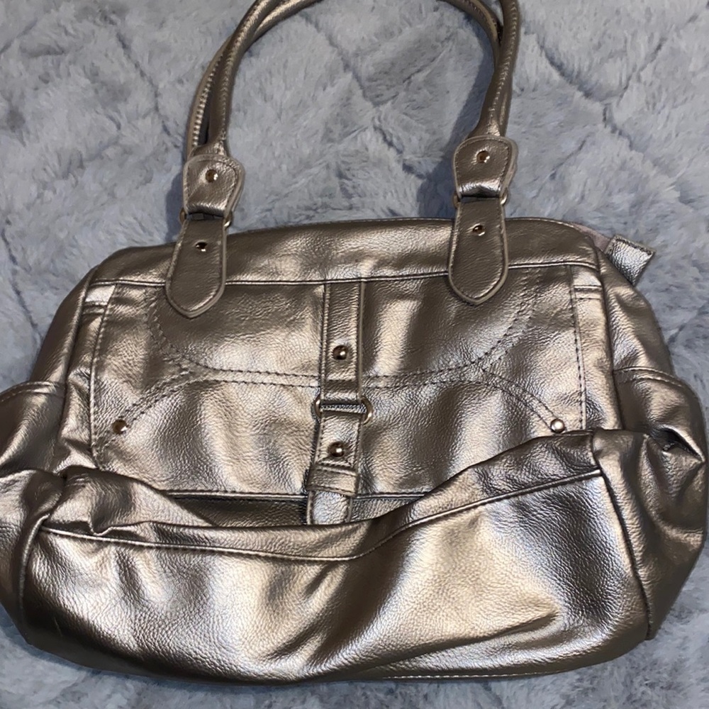 Silver purse, many pockets